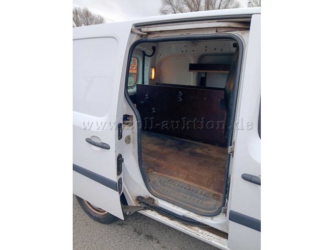 Detail geöffnete Schiebetür rechte Fahrzeugseite