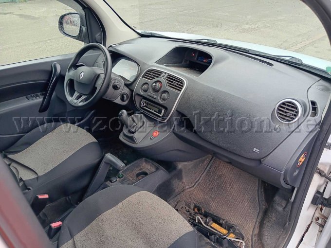 Detail Blick auf das Armaturenbrett von rechts