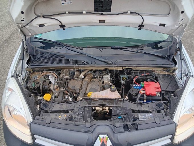 Detail Motorhaube geöffnet, Blick in den Motorraum