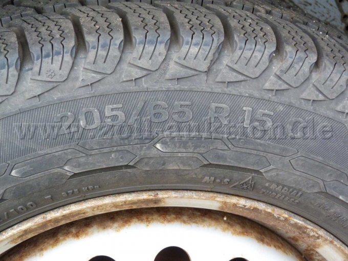 Rad mit Korrosion an Felge