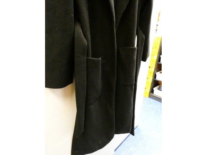 Damenmantel aus Italien_ Ansicht von links auf Taschen