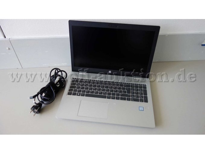 Notebook mit Netzkabel