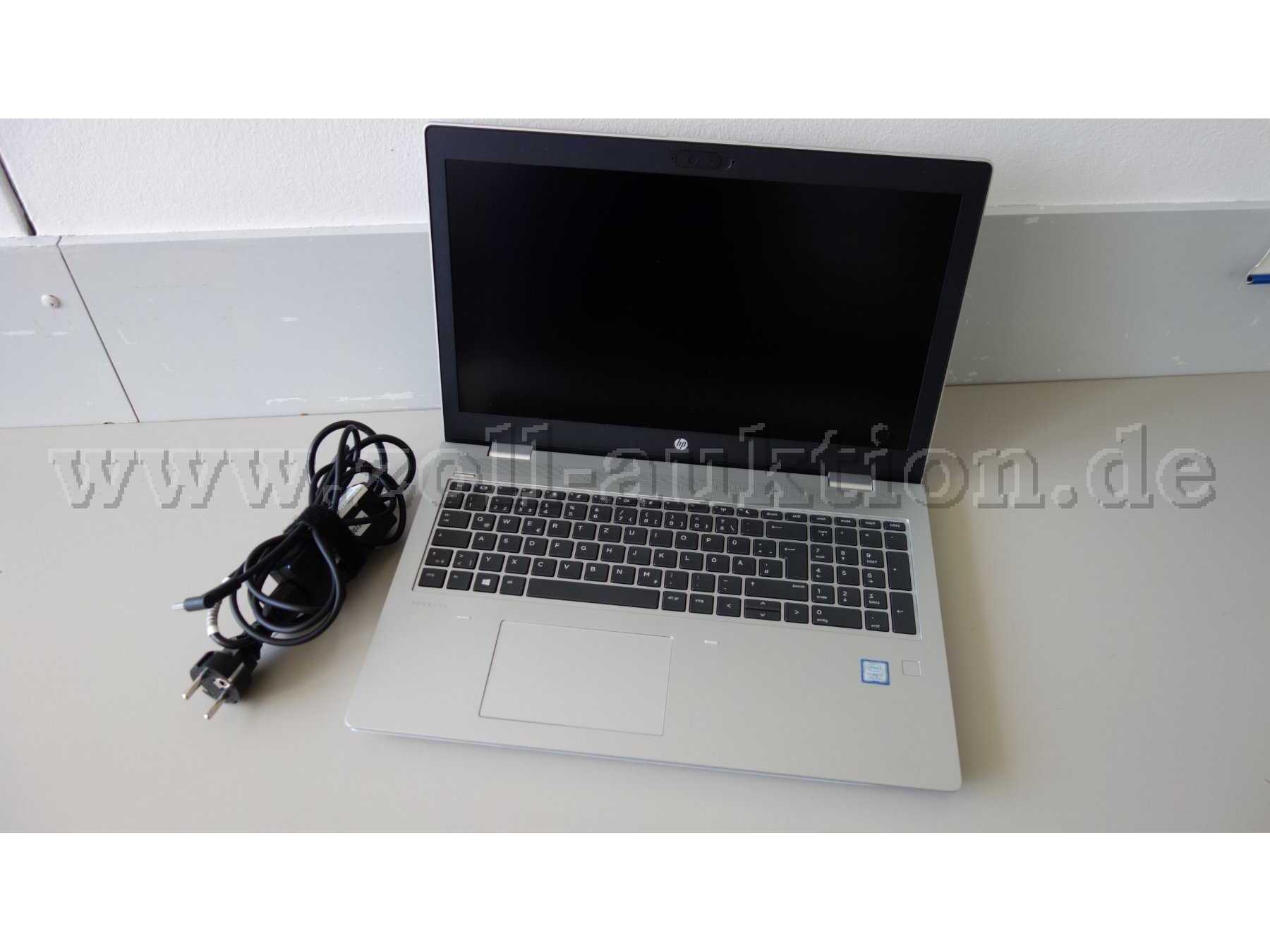 Notebook mit Netzkabel