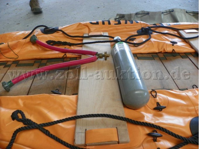 Schlauchboot Seitenansicht mit Sauerstoffflasche