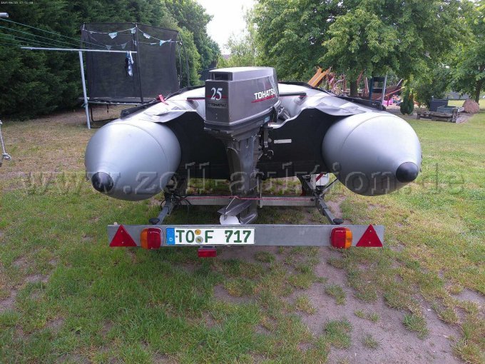 Heckansicht Schlauchboot und Trailer