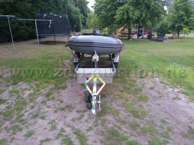 Frontansicht Schlauchboot und Trailer