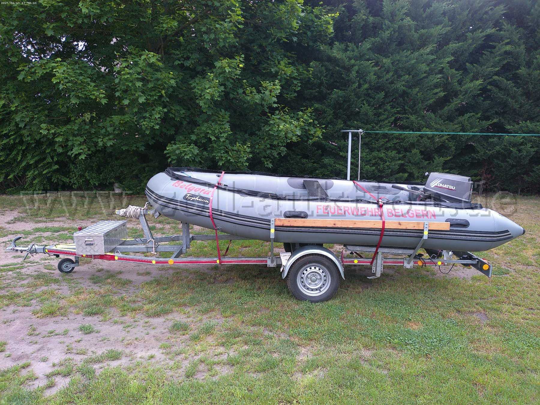 Seitenansicht Schlauchboot und Trailer