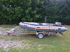 Seitenansicht Schlauchboot und Trailer