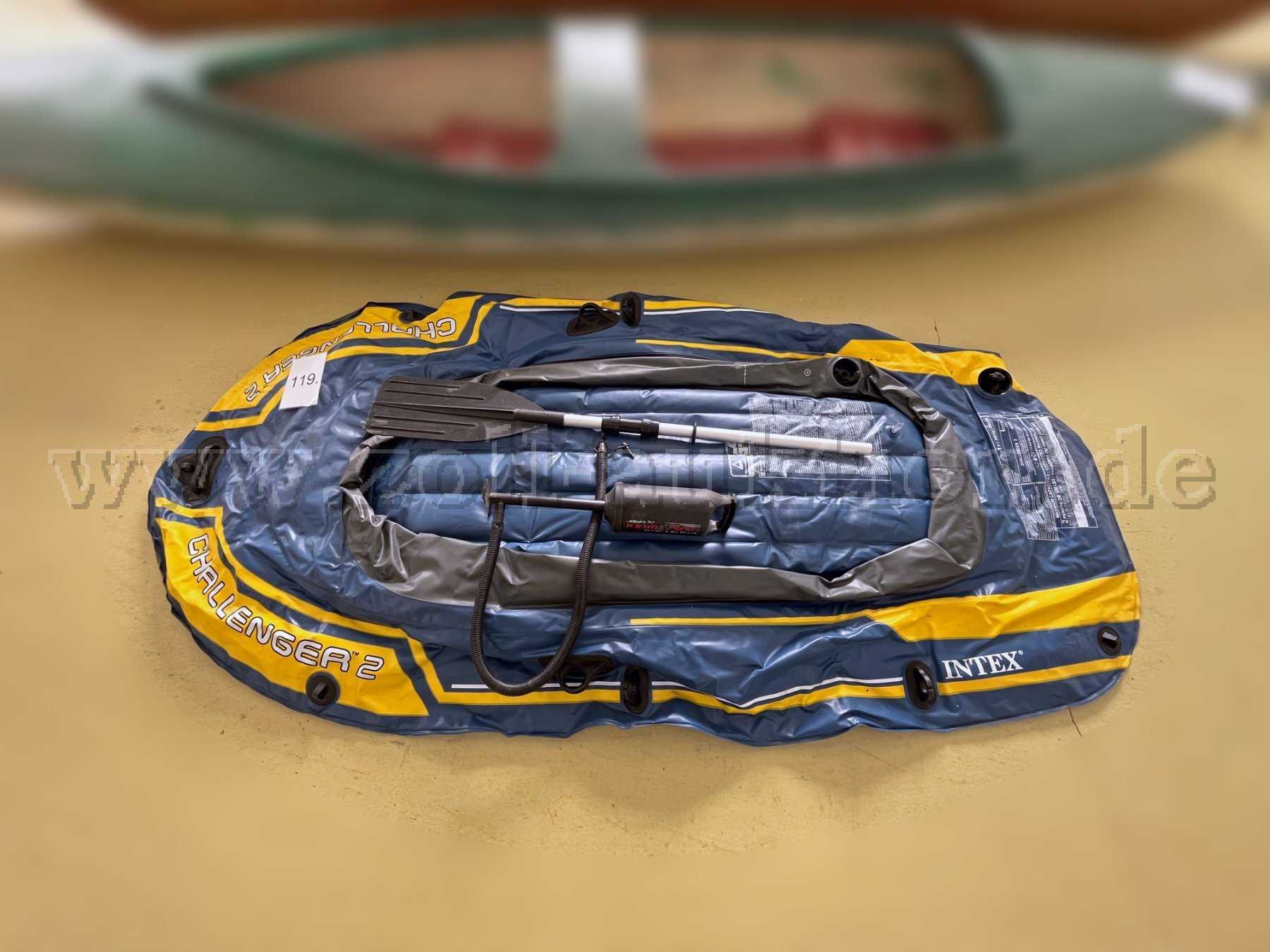 Übersicht Schlauchboot mit Paddel und Pumpe