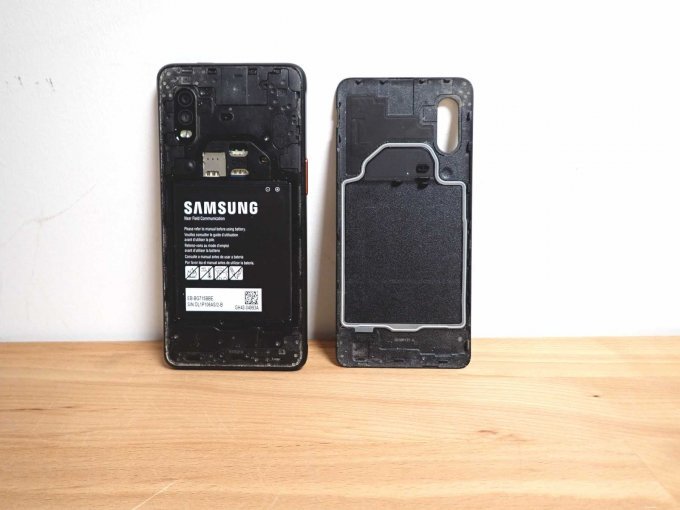 Abdeckung (Rückseite) abgenommen, mit Blick auf das Innenleben