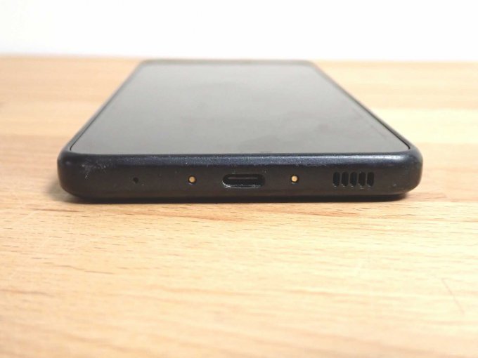 Handy seitlich unten