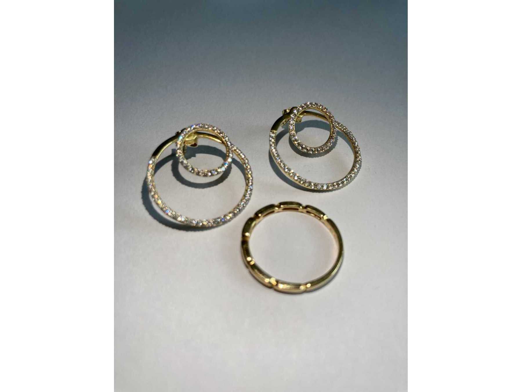 Konvolut aus Ohrringen und Ring
