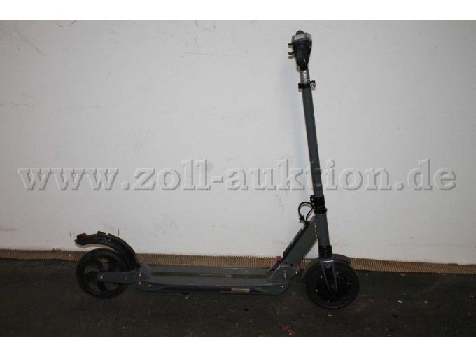 1 grauer e-scooter „Evercross“ Modell: E1