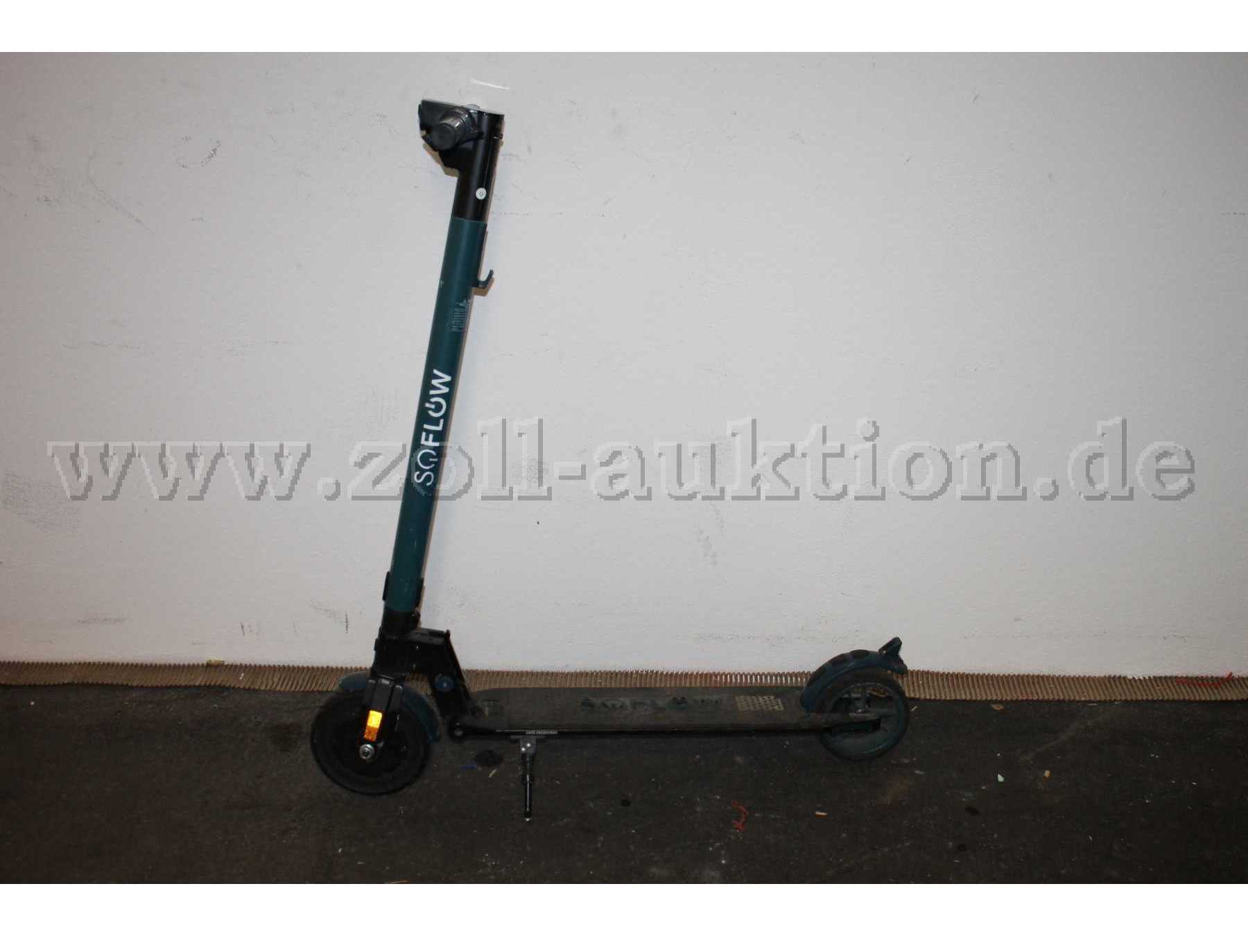 1 grauer e-scooter „SoFlow“ SO1