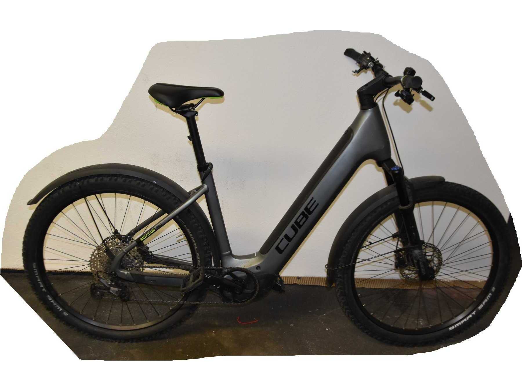1 graues e-Bike „Cube“ Reaction Hybrid Pro
