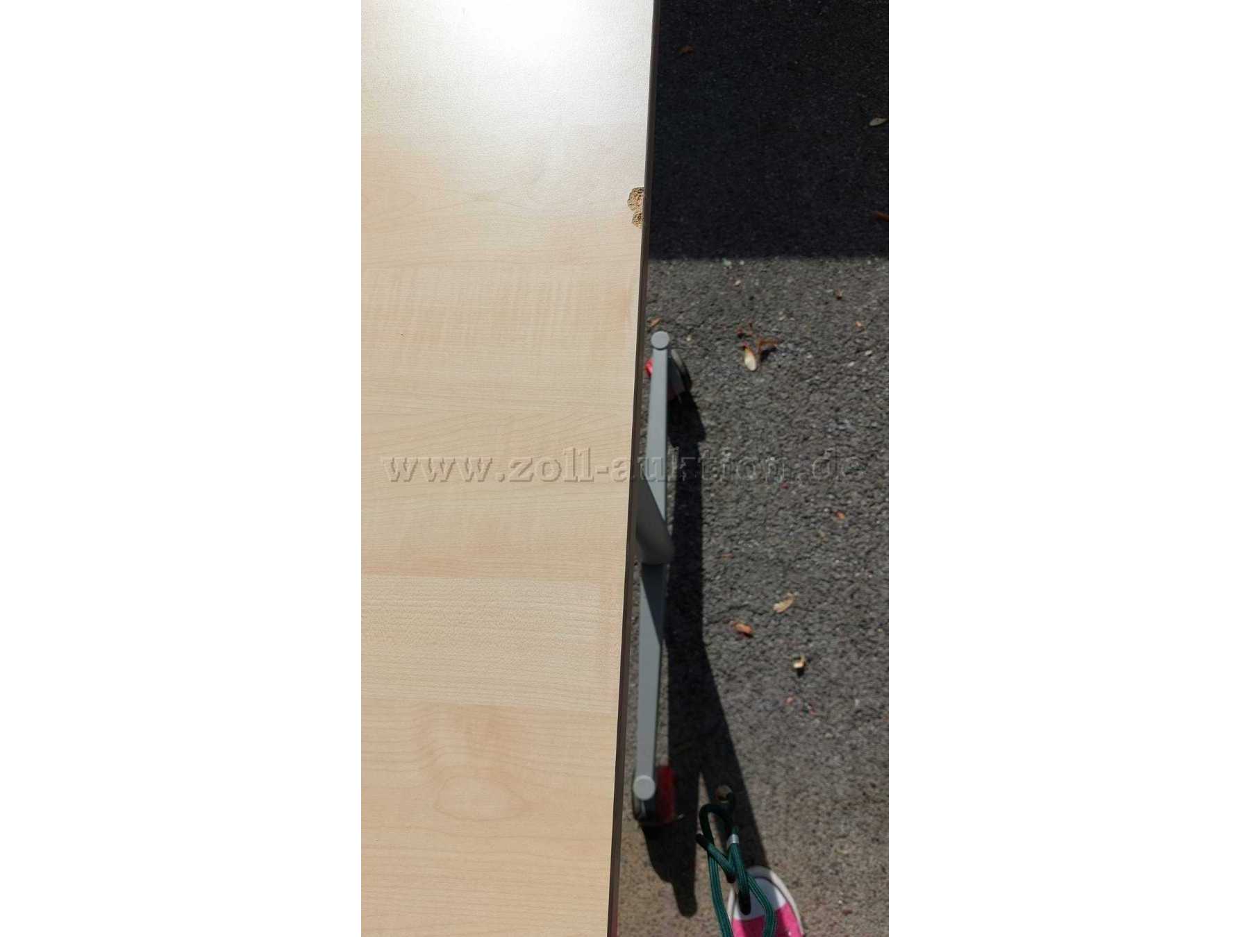 kleine Beschädigung an einer der kurzen Seiten
