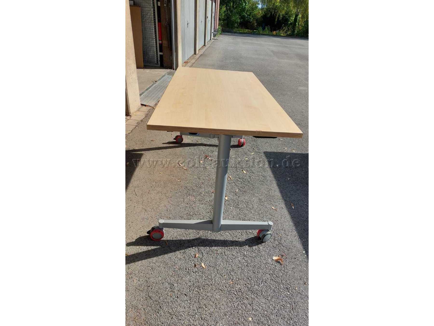 rollbarer Tisch, die Platte lässt sich hochklappen; Maße 140 x 70 cm, Dekor Königsahorn, an einer der kurzen Seiten gibt es eine kleine Beschädigung