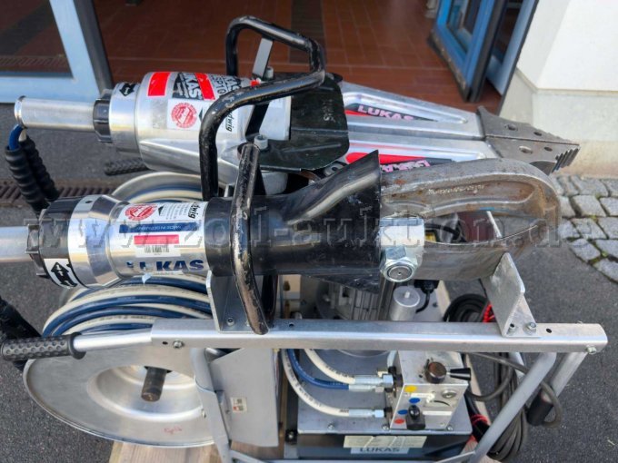 hydraulischer Rettungssatz, hier Aggregat sowie Schere und Spreizer