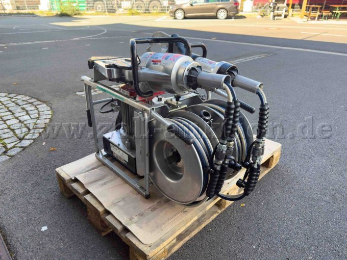 hydraulischer Rettungssatz, hier Aggregat sowie Schere und Spreizer