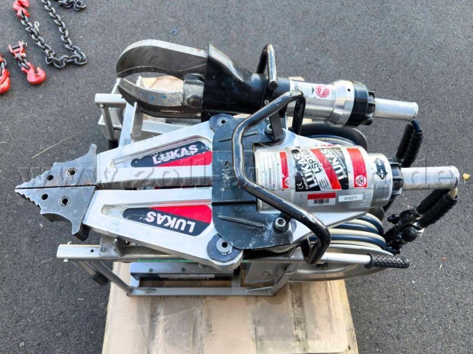 hydraulischer Rettungssatz, hier Aggregat sowie Schere und Spreizer