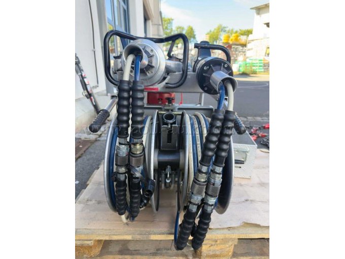 hydraulischer Rettungssatz, hier Aggregat sowie Schere und Spreizer