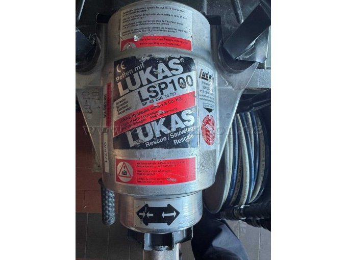 Detailaufnahme (Prüfplakette und Gebrauchsspuren) Spreizer