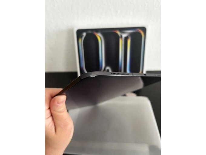 Abgeplatzte Ecke links am iPad