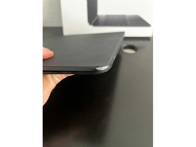 Abgeplatzte Ecke rechts an Tastatur