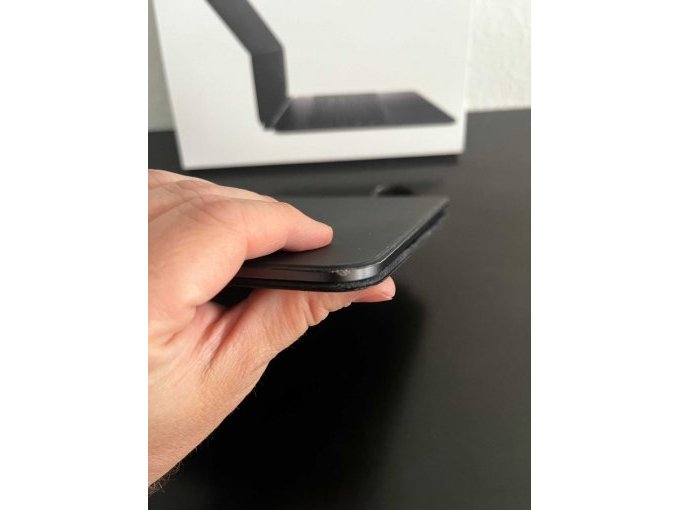 Abgeplatzte Ecke links an Tastatur