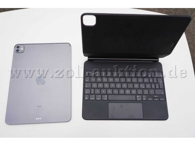 Tastatur aufgeklappt und iPad daneben.