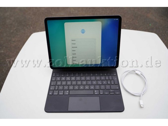 Tastatur mit iPad und Ladekabel mit USB-C auf USB-C.