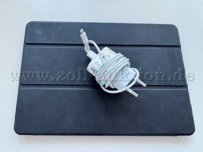 iPad in Schutzhülle und Ladekabel