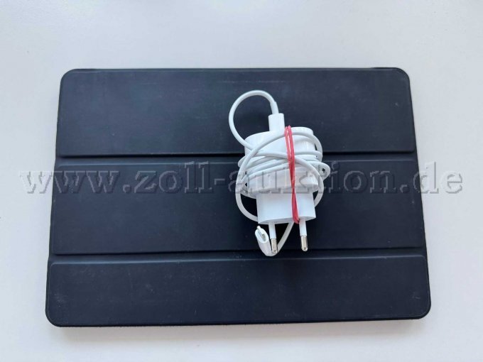 iPad in Schutzhülle und Ladekabel
