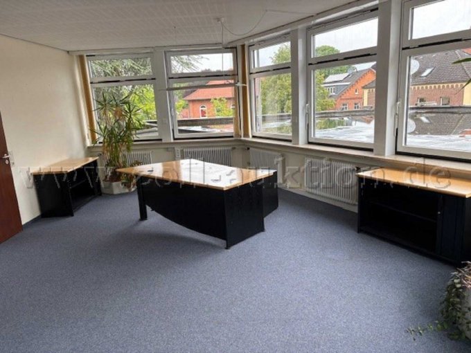 Sideboards und Schreibtisch