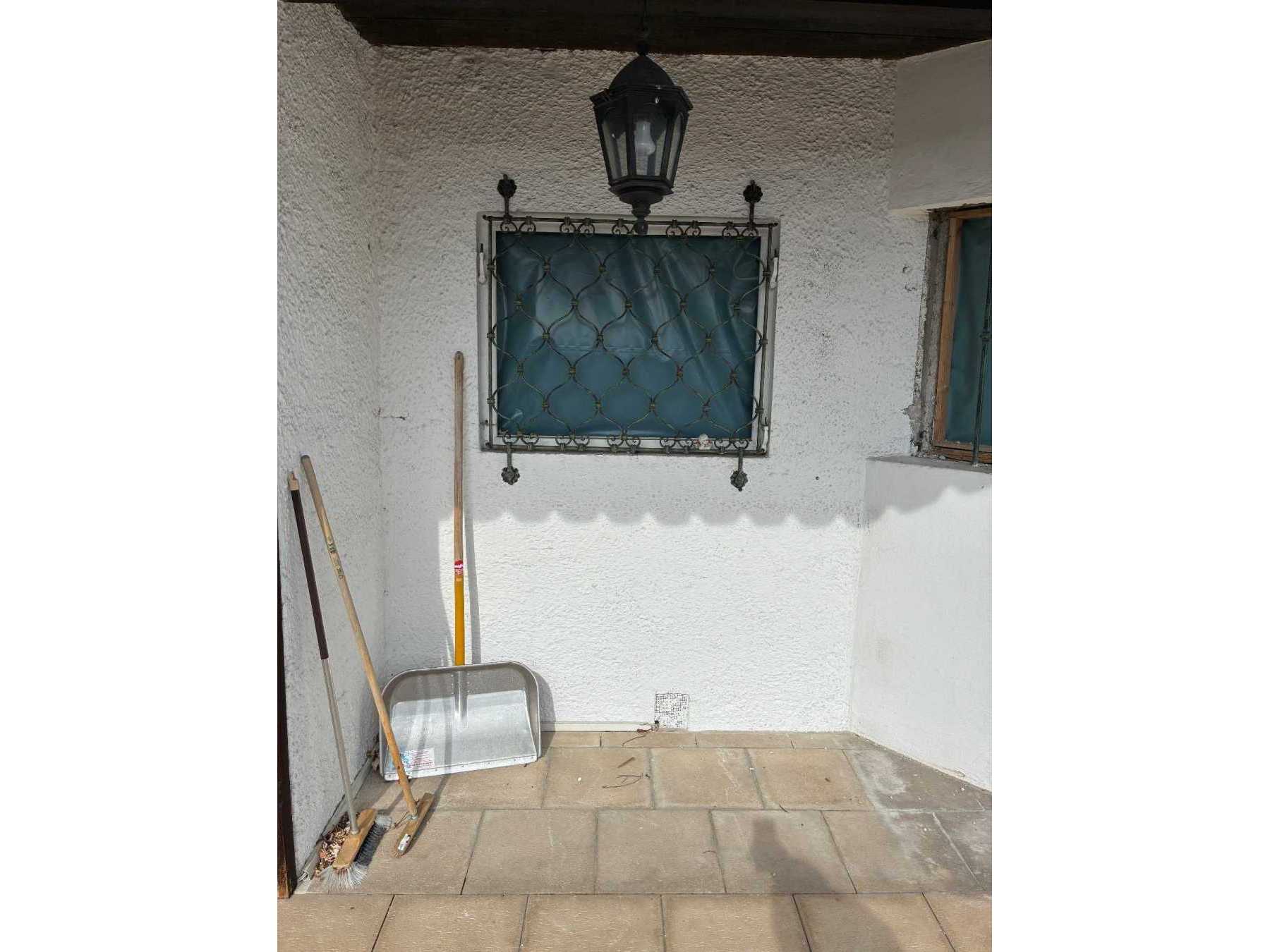 Zu sehen ist das Fenstergitter mit witterungsbedingten Abnutzungen.