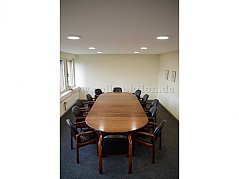 Tischgruppe vollständig aufgebaut. Die Mittelelemente können beliebig entfernt werden, so dass ein kleiner Konferenztisch entsteht.