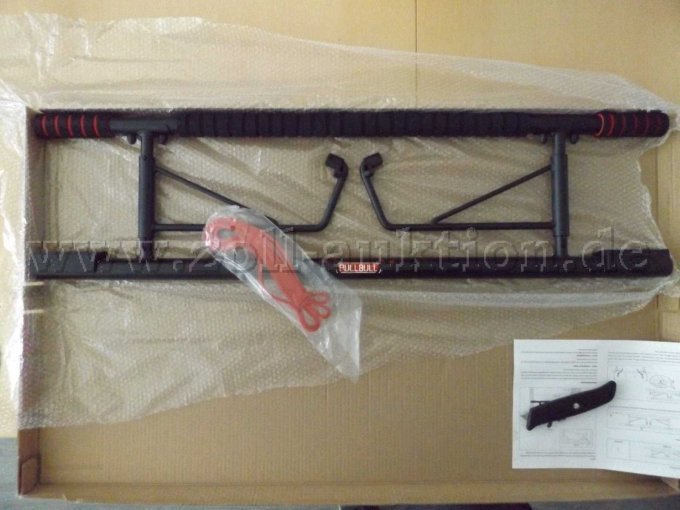 Klimmzugstange und rote Elastikbänder in Polsterfolie