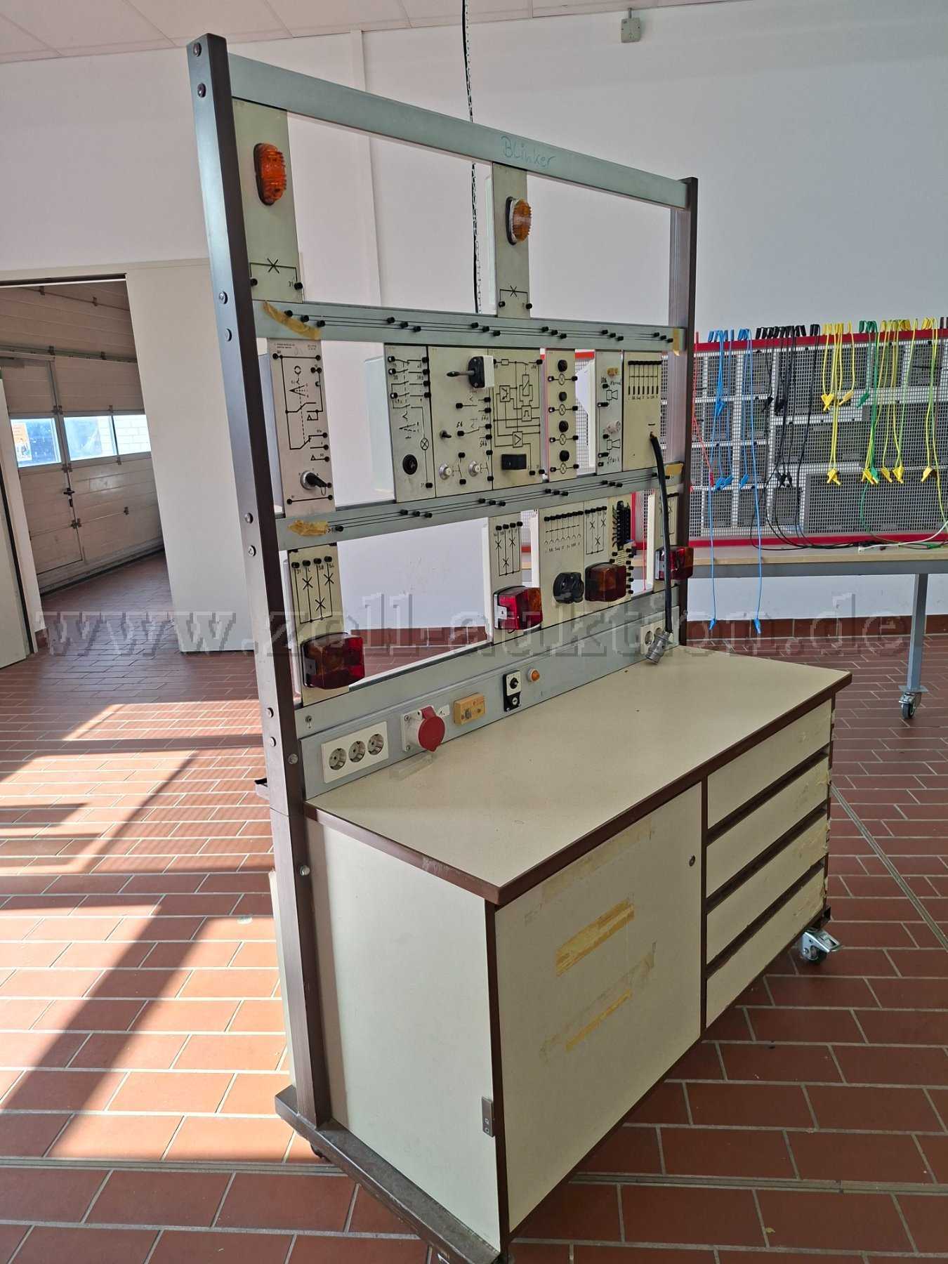 Zoll-Auktion - 1 mobiler Elektro-Labor Arbeitsplatz (ID 985584)