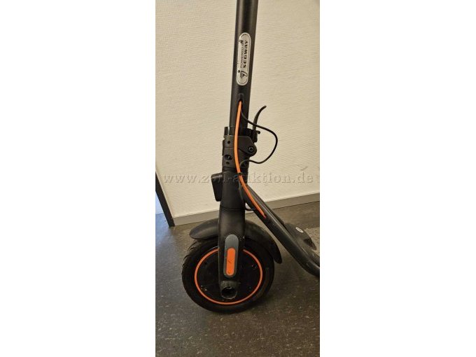 Ansicht Vorderrad mit Teilansicht Lenkerstange