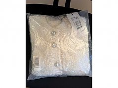 Ansicht Cardigan von vorne aus der Verpackung