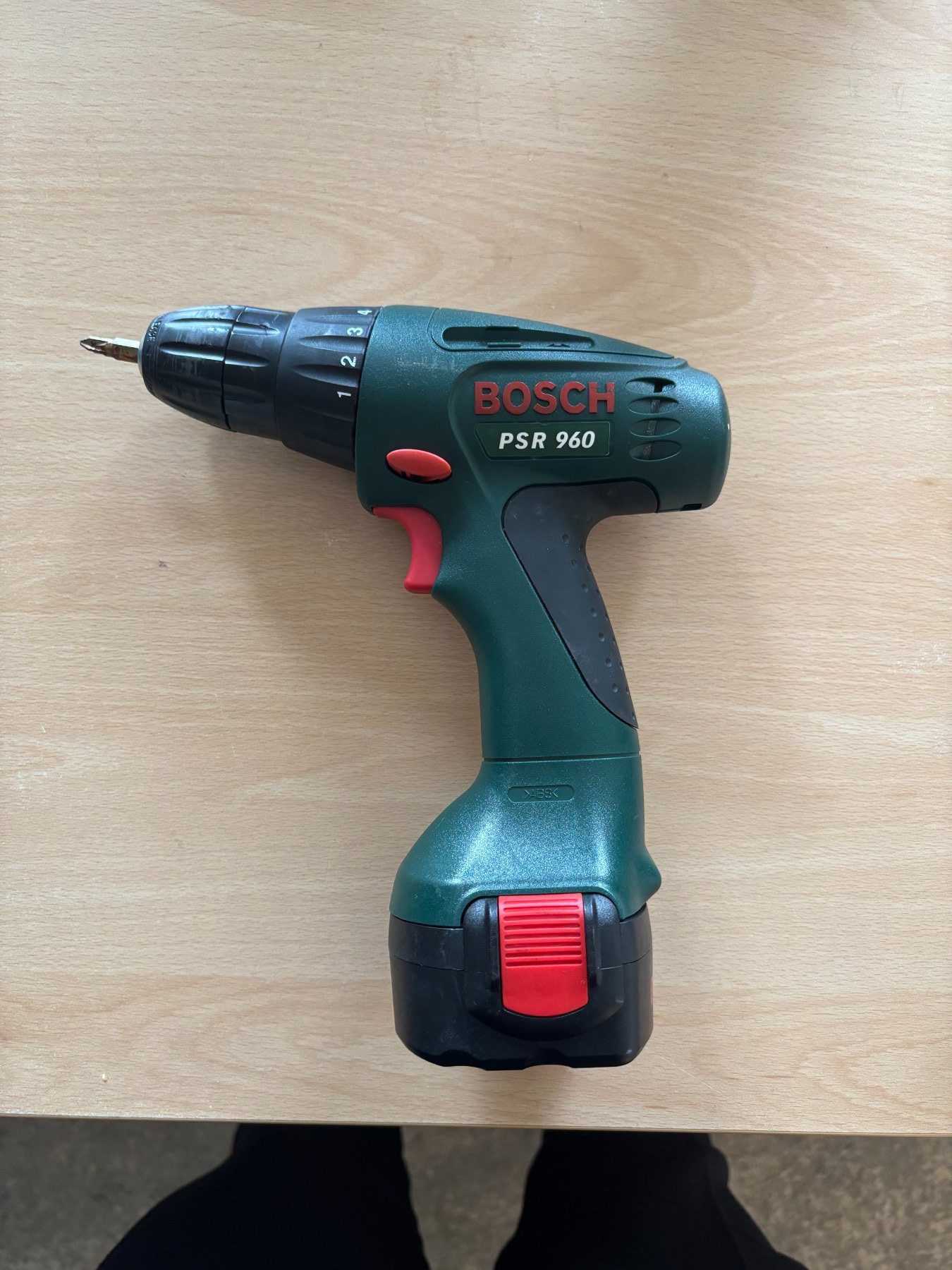 1 originální akušroubovák Bosch včetně akumulátoru; použité