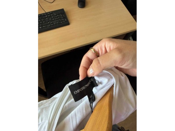 Logo geht ab vom Shirt (Naht hat sich gelöst)
