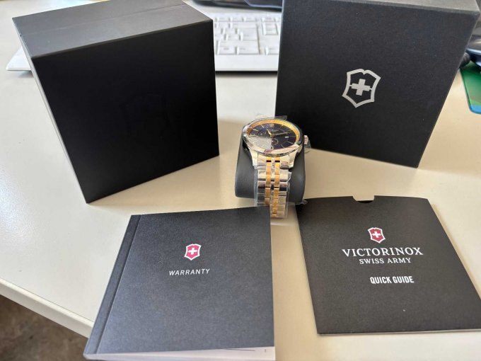 Ansicht Uhr, Anleitung und Originalverpackungen