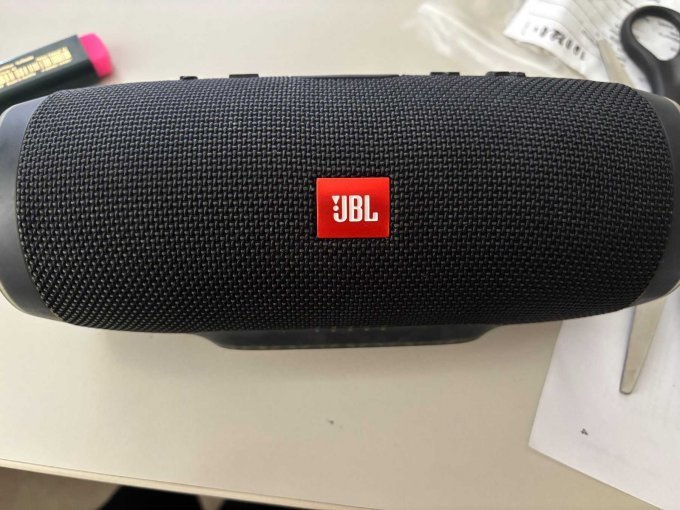 Vorderansicht JBL Box