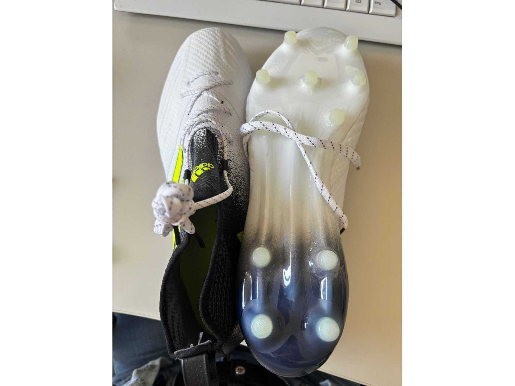 Gesamtansicht Fußballschuhe Adidas