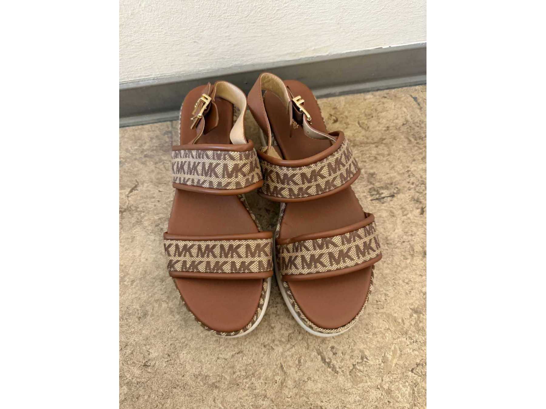 Sandalen von vorne