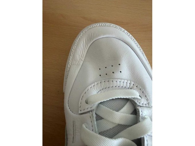 Oberfläche vom rechten Schuh leicht zerknittert.