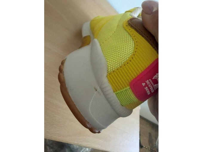 am rechten Schuh hinten an der Ferse einen weiteren Fleck