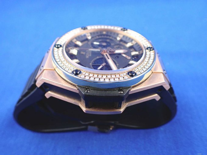 Lynette besetzt mit Edelsteinen