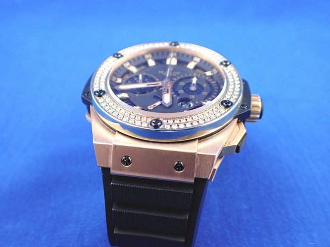 anderer Blickwinkel auf die mit Edelsteinen besetzte Lynette